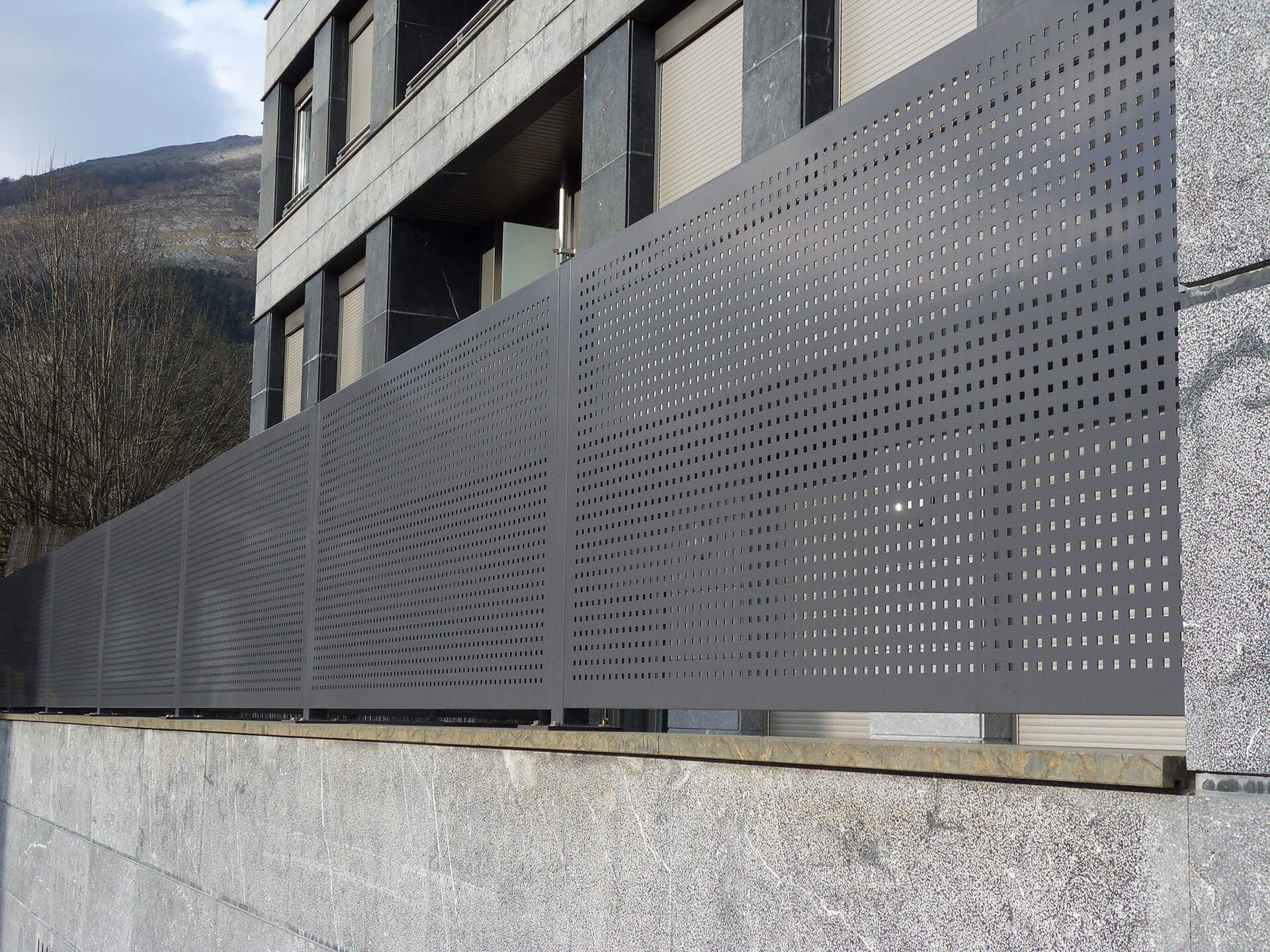 Cerramiento con panel de perforación cuadrada Cerramientos exteriores para urbanizaciones