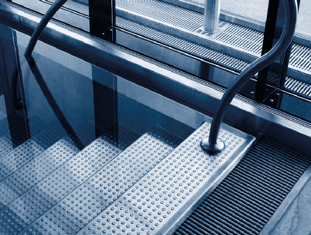 Escaleras de metal con piso abocardado Peldaños de metal abocardado para escaleras