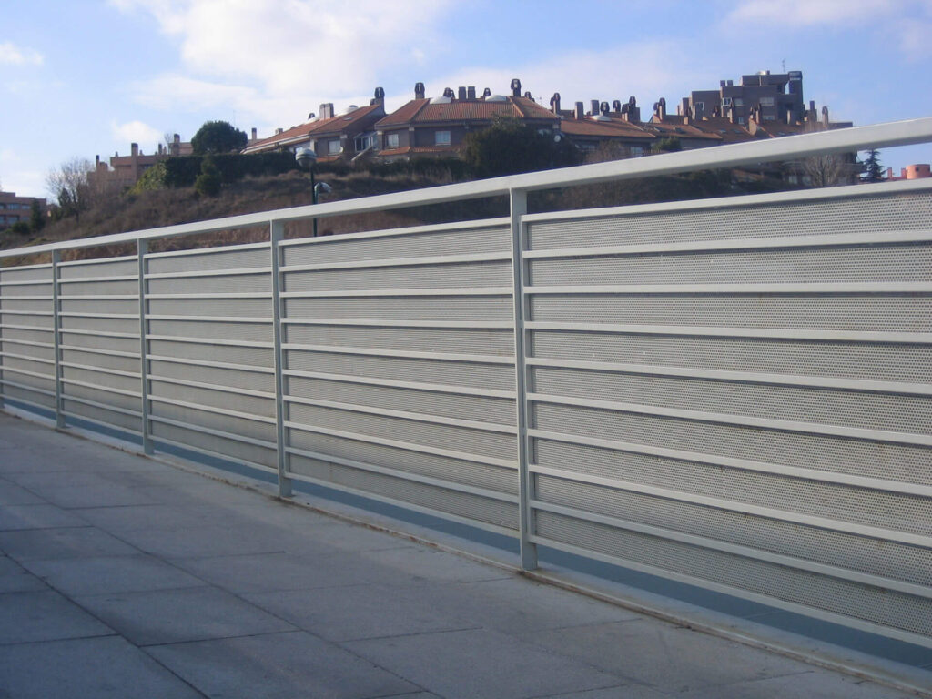 Mampara metálica urbana Panel separador metálico