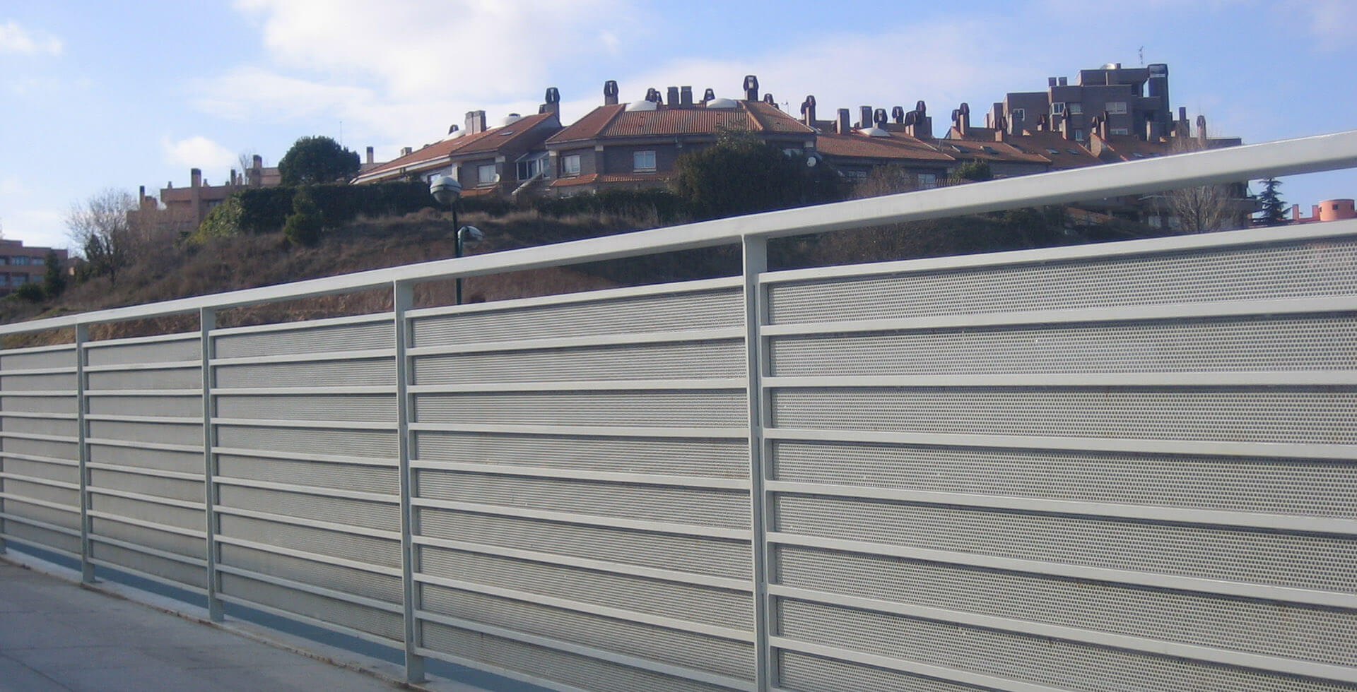 Panel separador metálico Mamparas separadoras urbanas